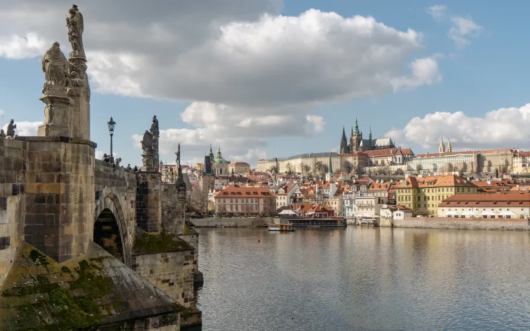 Prahan linna, Vltava ja Kaarlensilta
